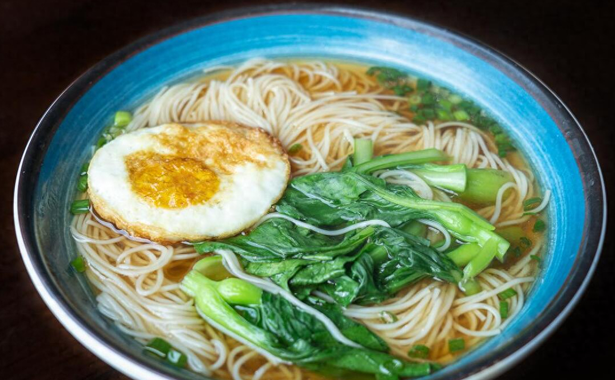 煮面条,最忌水开再下锅,掌握这2招,爽滑劲道,不粘连不成坨