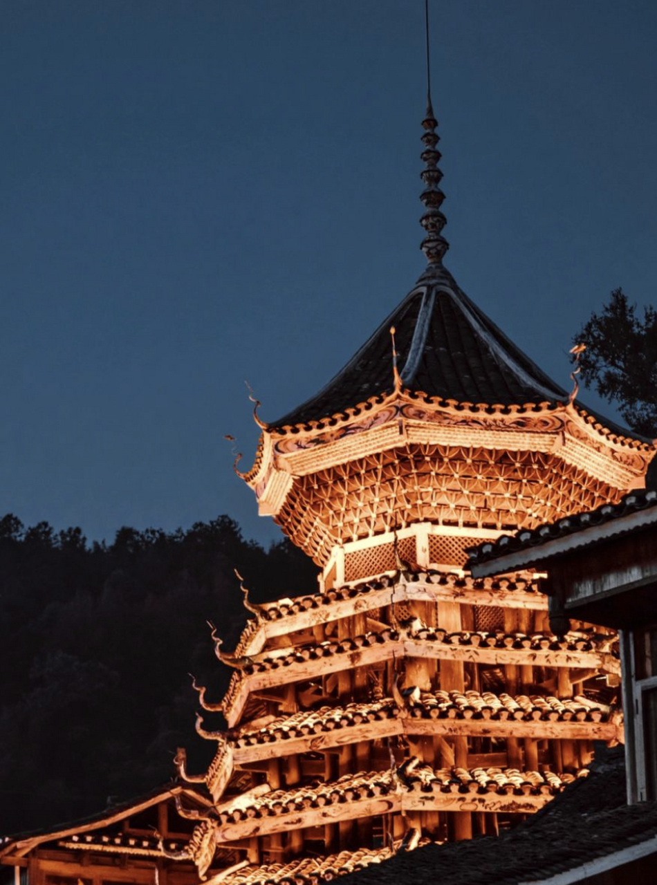 肇兴侗寨之夜:灯火阑珊中的温暖与宁静  夜幕降临,肇兴侗寨亮起了温暖