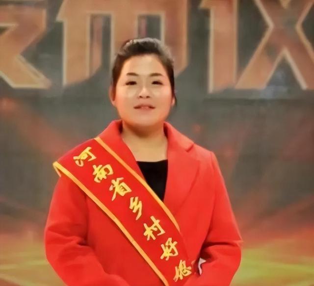 回顾:河南女村支书睡麦田照被曝,因脸太白戴戒指遭质疑