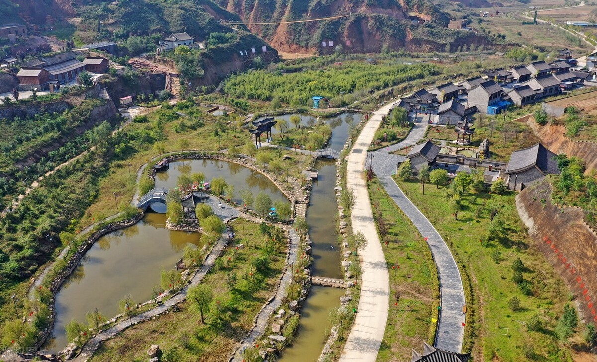 在山西省临汾市曲沃县,有一个名为朝阳沟的景区,那里的秋色让人流连