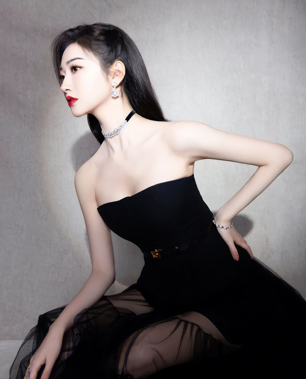 景甜蓝色碎花抹胸礼服亮相,齐眉短发俏皮减龄,展现清新甜美风范!