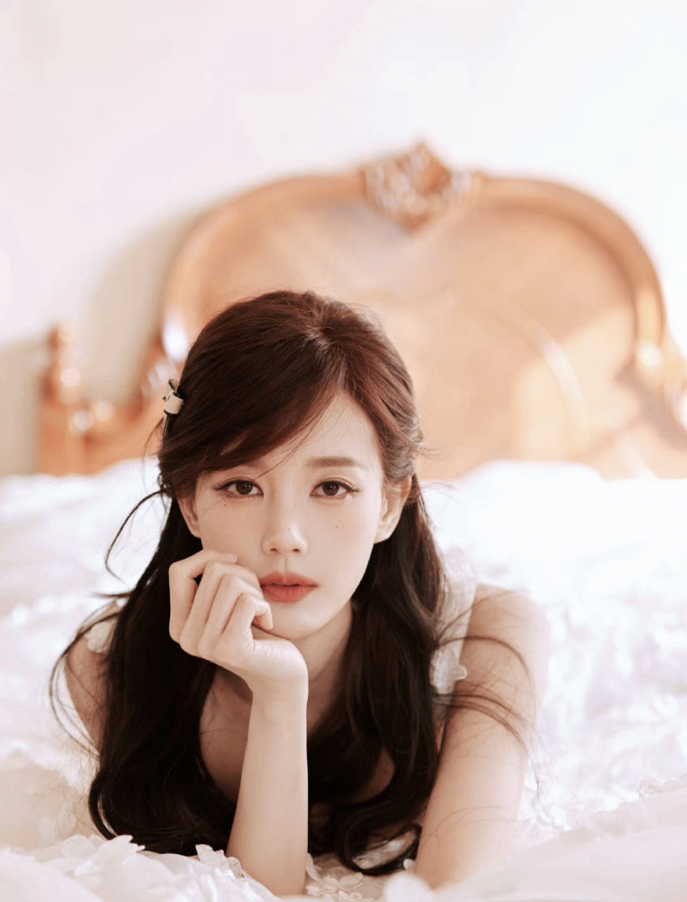 李一桐微博之夜造型,斜刘海公主头搭配花朵裙,99朵小花撒满全身,太美