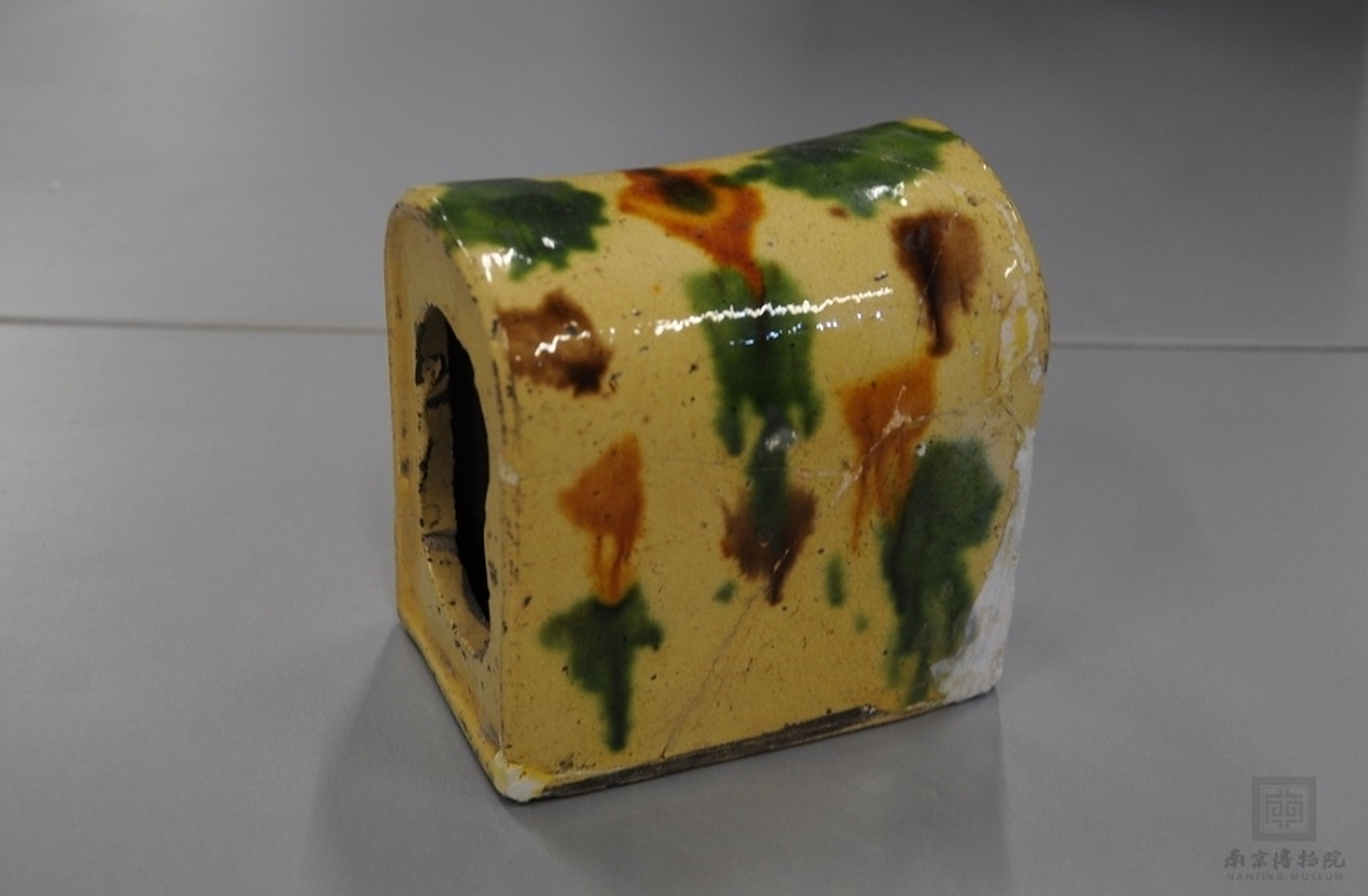 【如果国宝会说话】 唐三彩瓷枕 唐 高11.9, 宽7.5, 厚7.8 厘米