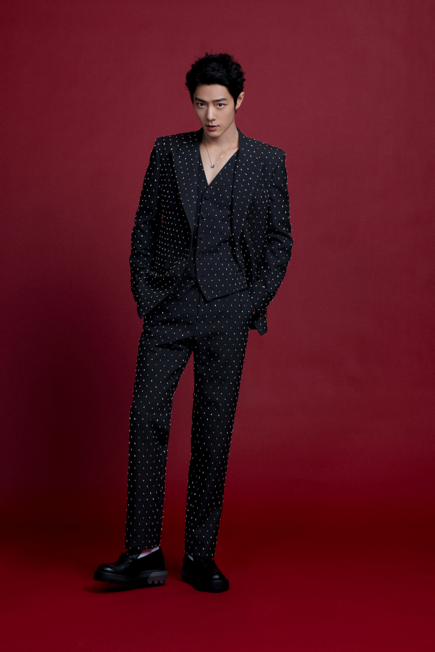 肖战工作室出图里,最喜欢这几张带点俏皮和痞帅,而肖战的红毯生图完全