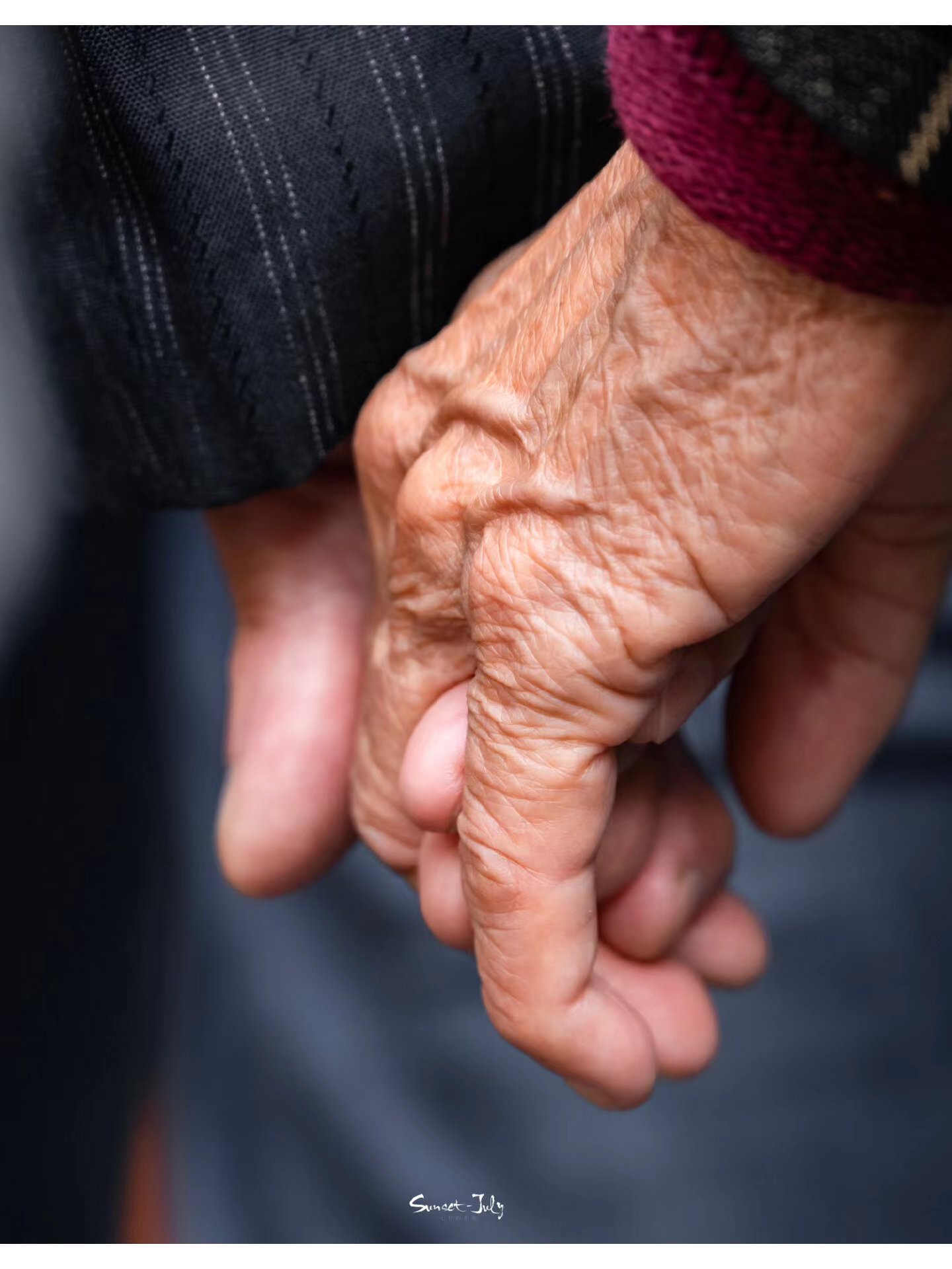 当我们牵手时,手指相扣,心灵也仿佛相互触碰.