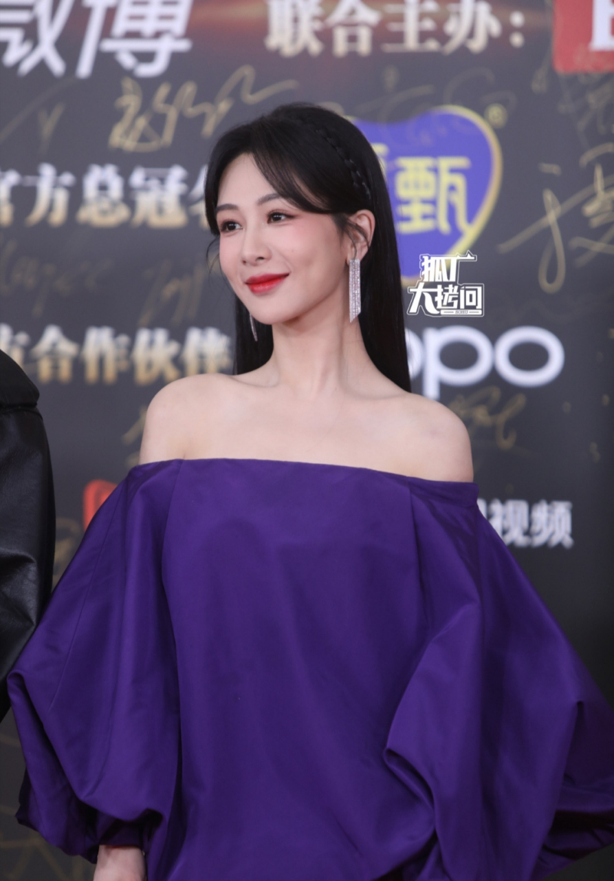 杨紫今天这身没选对,看起来白白老了好几岁,站在张小斐旁边像跟着老板