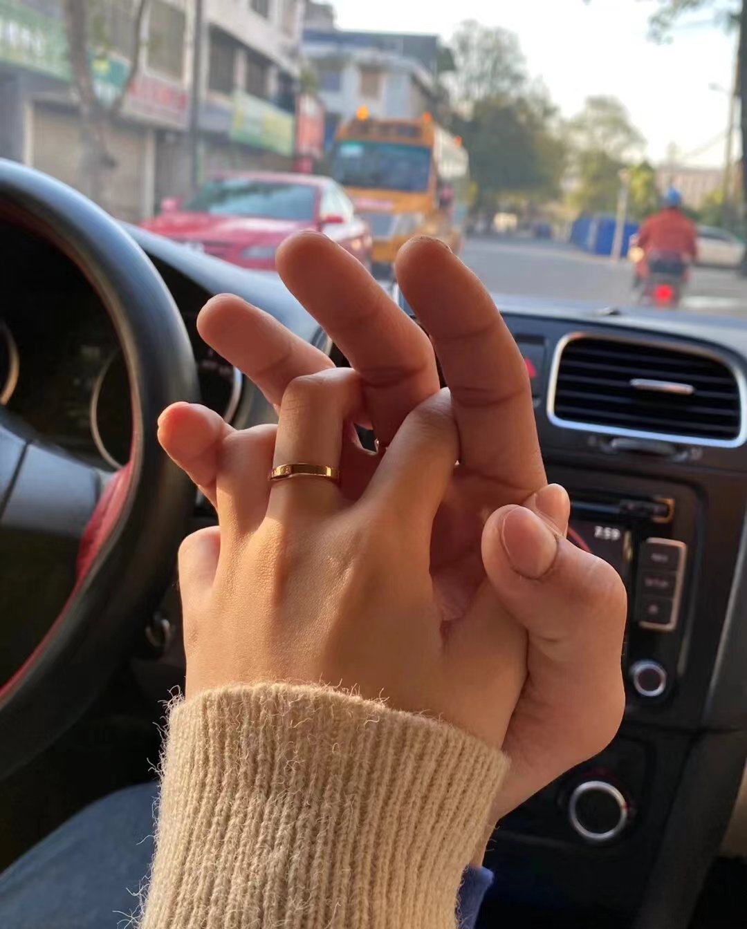 当我们牵手时,手指相扣,心灵也仿佛相互触碰.