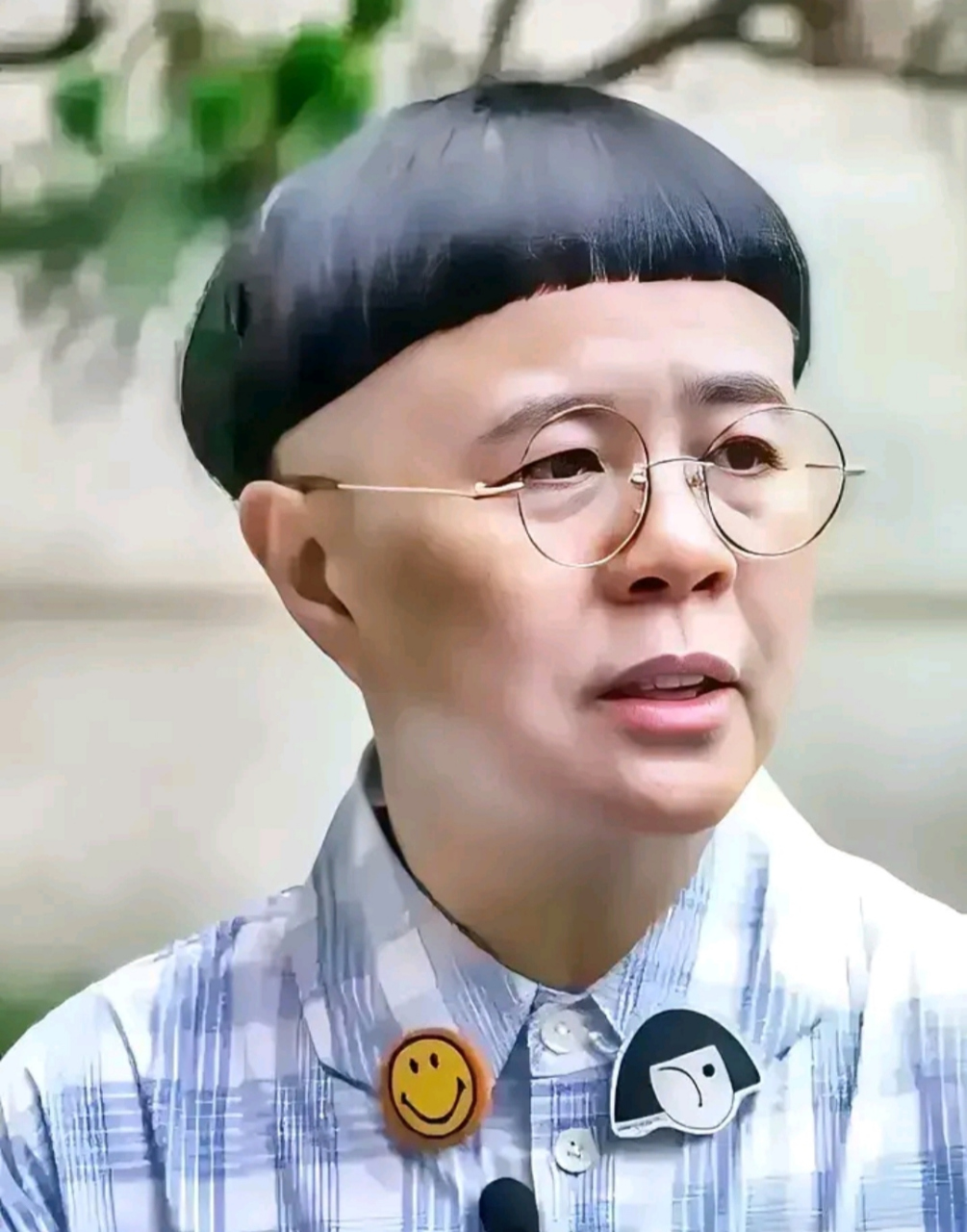 那时候的她的锅盖头就特别吸引人,觉得特别可爱,像是一个永远年轻的