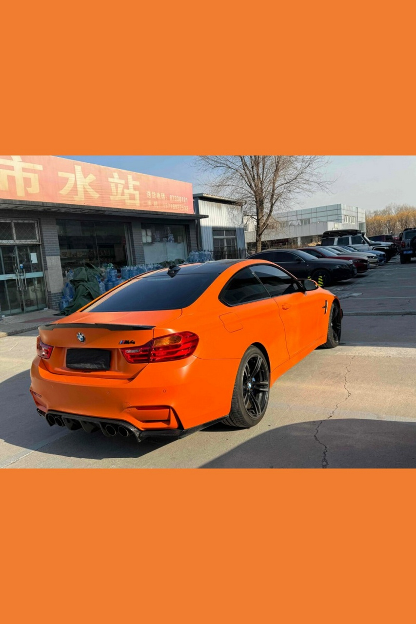 橙色宝马m4  想象一下,你正驾驶着一辆15年的宝马m4,这款车凭借其橙色