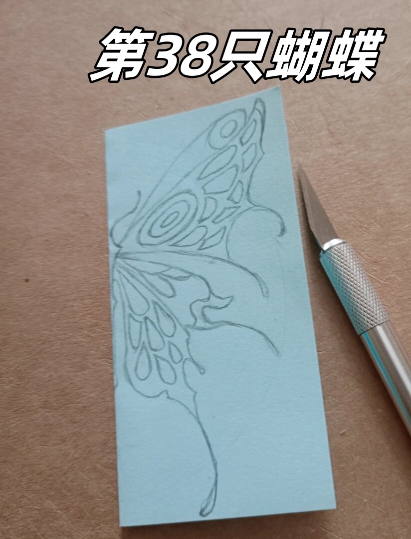 每一只蝴蝶都需要经过多道工序,从设计到剪裁,再到精细的雕刻,都需要