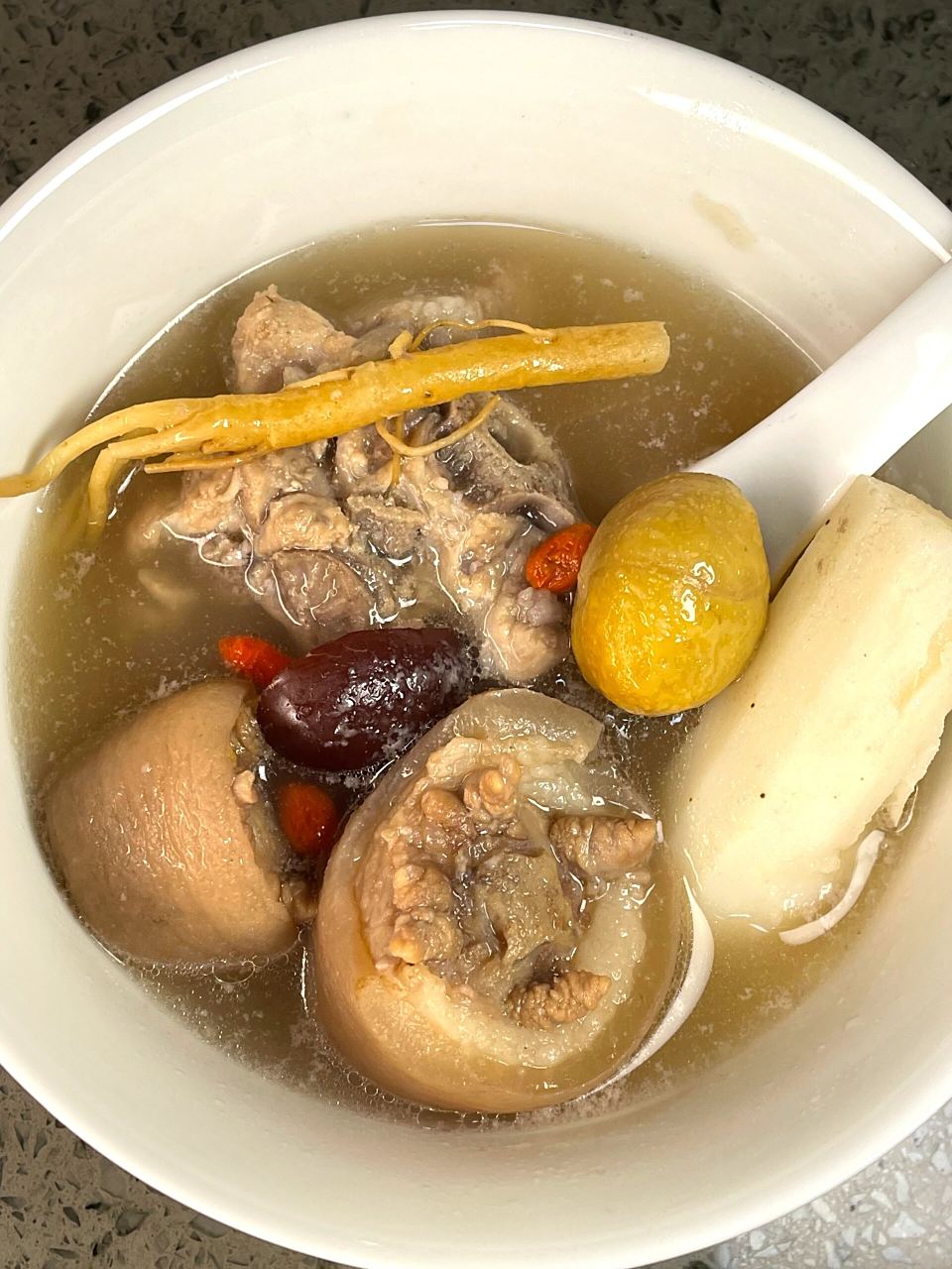 猪尾花生汤,不仅口感鲜甜,而且具有滋润养生的功效,非常适合这个季节.