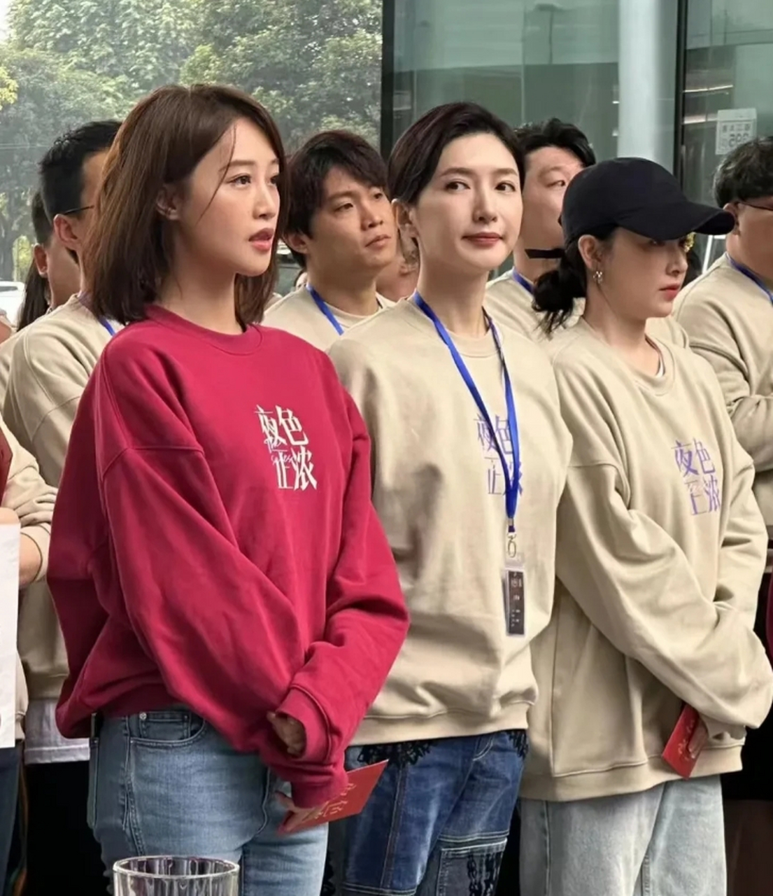 蓝盈莹,阚清子和江疏影,三人穿上这种无领卫衣,感觉更加接地气了.