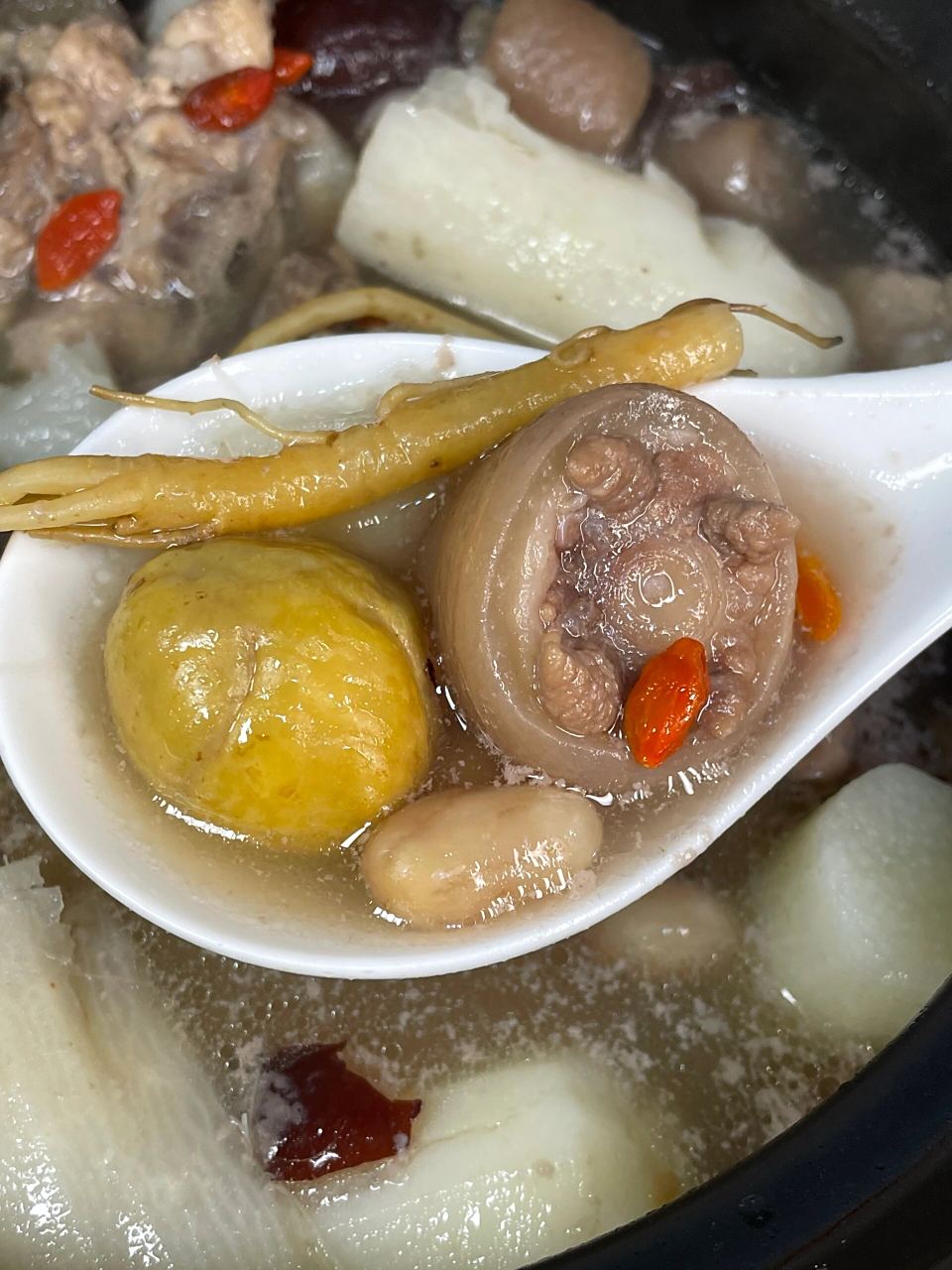 猪尾花生汤,不仅口感鲜甜,而且具有滋润养生的功效,非常适合这个季节.