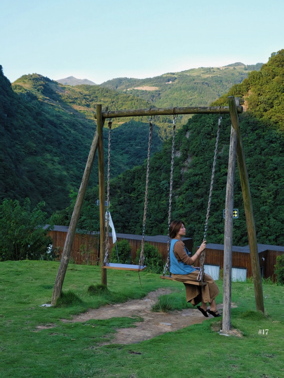 当我抵达位于平正乡草王坝村的遵义大发天渠酒店时,我立刻被其独特