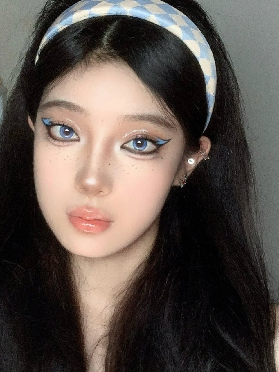 想要学习如何画出蓝色倒钩眼线吗?