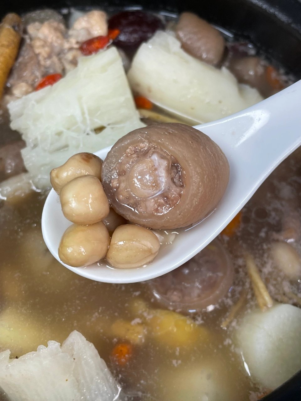 猪尾花生汤,不仅口感鲜甜,而且具有滋润养生的功效,非常适合这个季节.