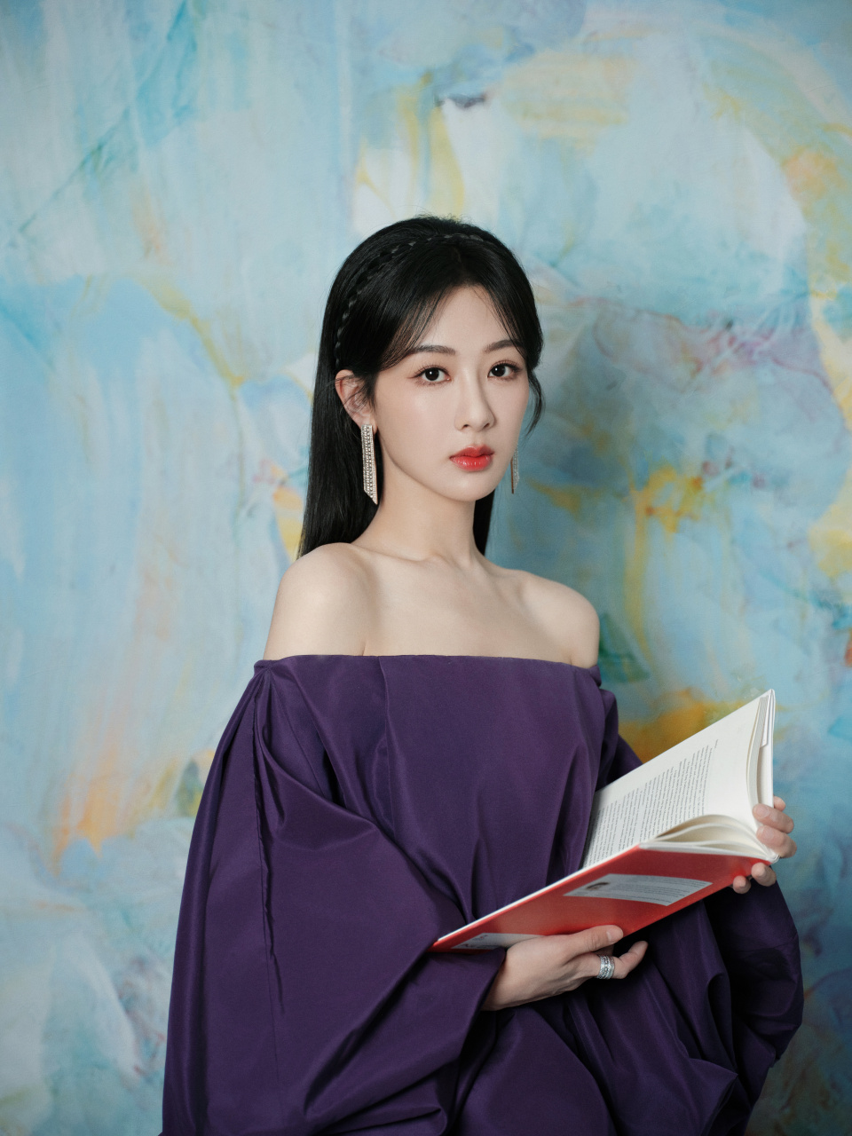 杨紫在微博之夜上穿了两套礼服裙,黄色清甜美,抹胸薄纱的蓬蓬礼服长裙