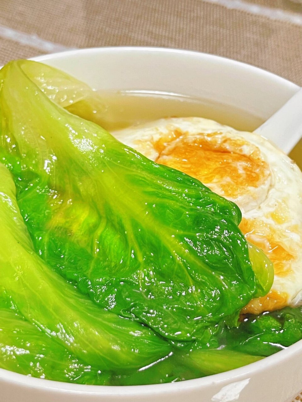 试试这款生菜鸡蛋汤!清爽美味,让你轻松享受减脂过程.