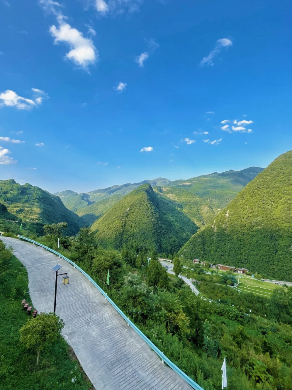 当我抵达位于平正乡草王坝村的遵义大发天渠酒店时,我立刻被其独特