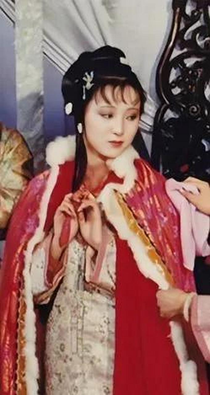 2007年,陈晓旭患上乳腺癌病重,弥留之际,她给好友周岭打去电话,她想要