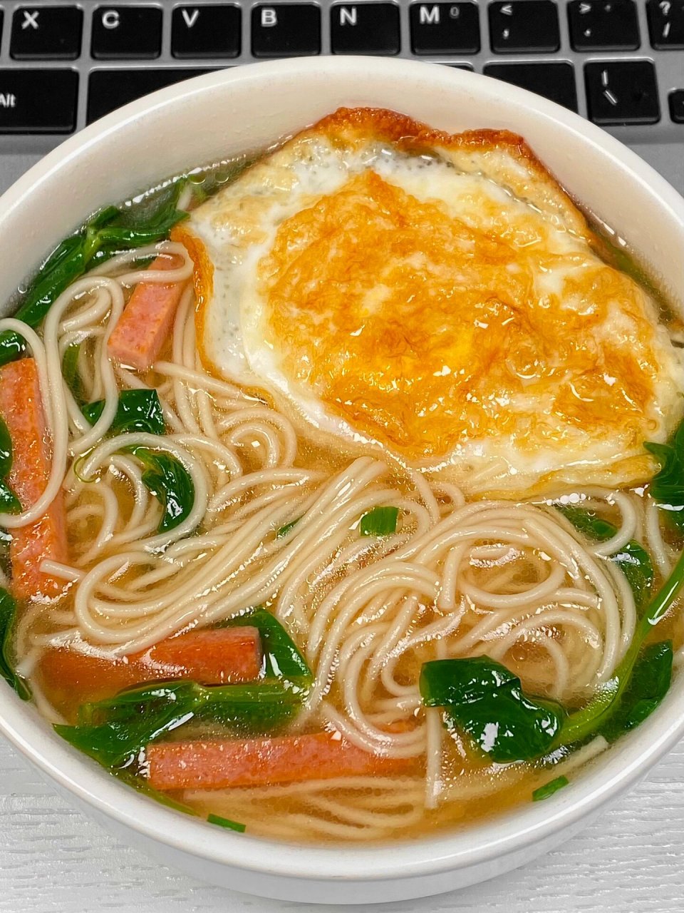 巨简单的鸡蛋火腿清汤面,好吃又美味,几分钟就能搞定 鸡蛋焦香可口