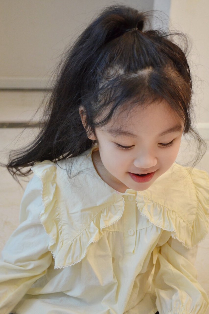 衬衣简洁大方,凸显出宝贝的清新自然,高马尾则增添了几分俏皮和活力.
