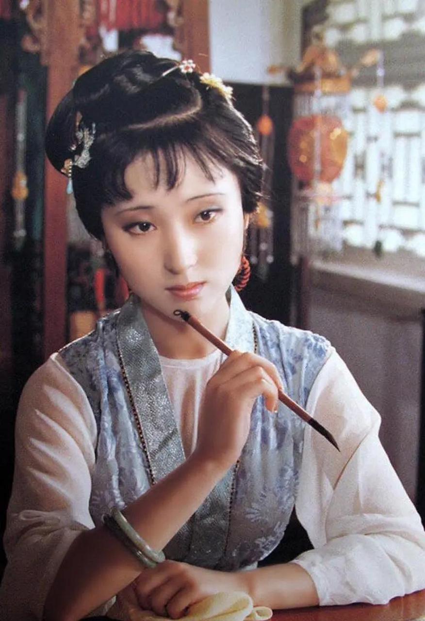 2007年,陈晓旭患上乳腺癌病重,弥留之际,她给好友周岭打去电话,她想要