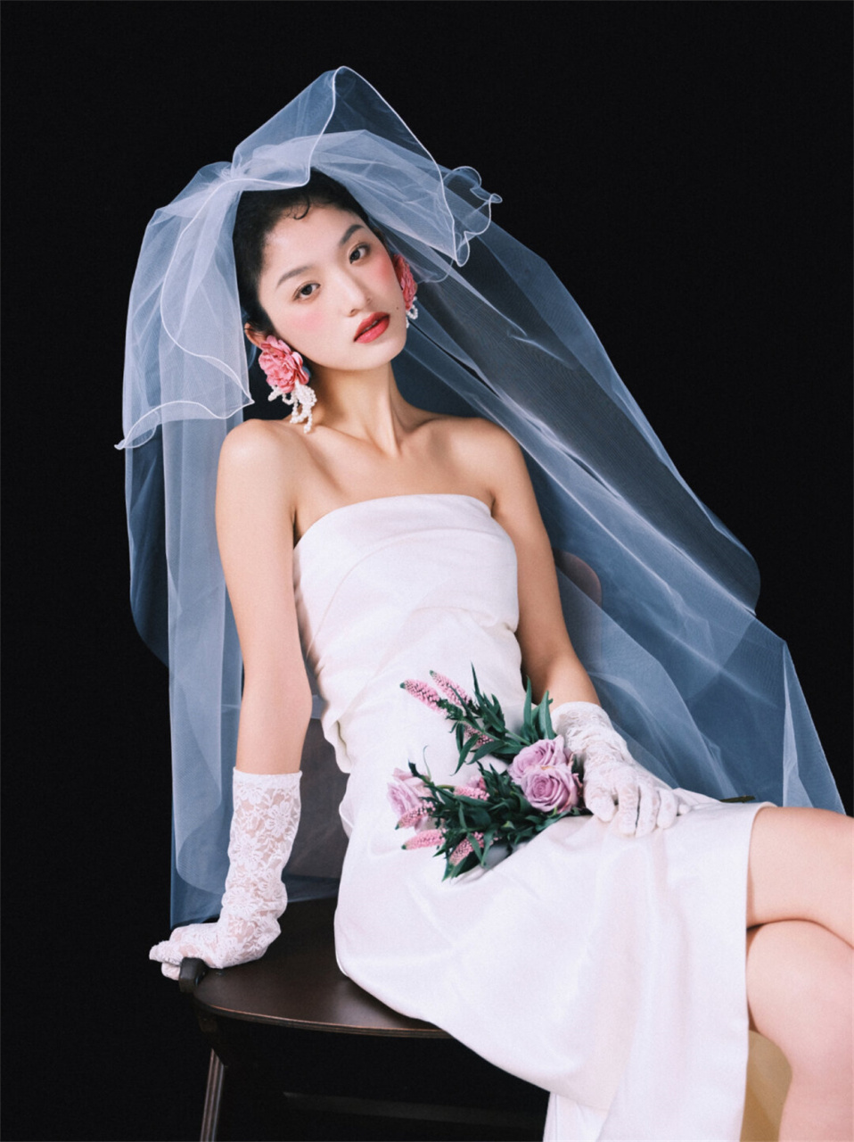 小众复古时尚新娘少女感成都婚纱照  在颜色的搭配上,这款婚纱以黑色