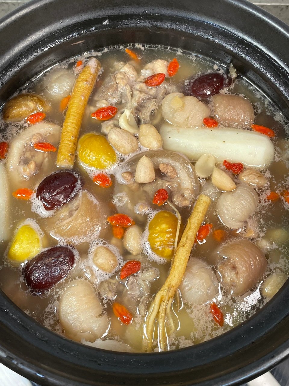 猪尾花生汤,不仅口感鲜甜,而且具有滋润养生的功效,非常适合这个季节.