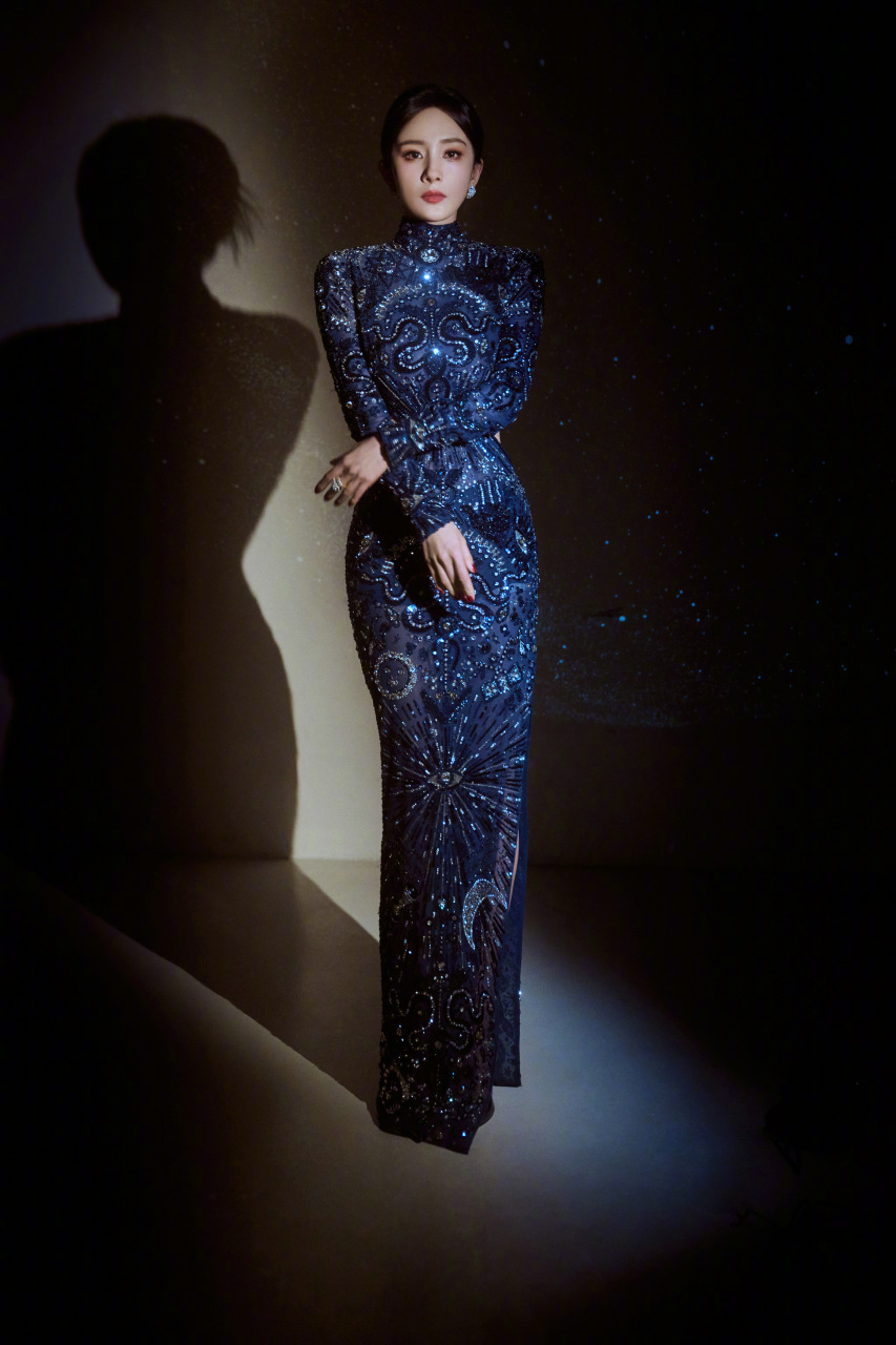 杨幂要微博之夜准备了两套造型,图1-2,她穿了一件灰色的薄纱礼服长裙