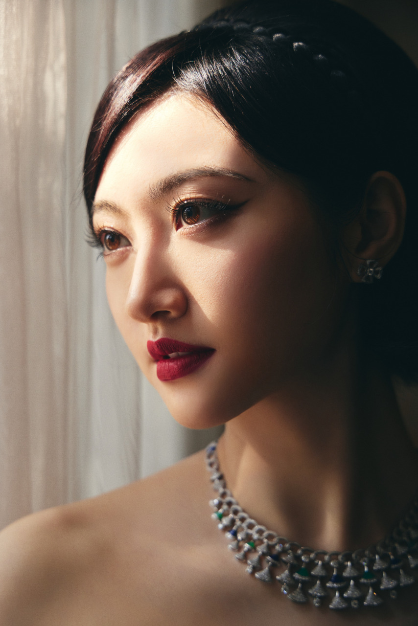 景甜展现出了一种高贵的气质,妆容的细节处理得非常好.