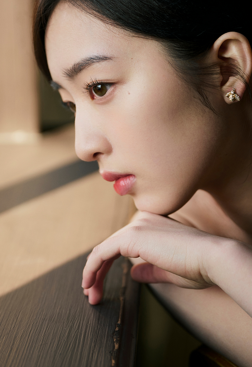 邓恩熙的鹅黄色闪边礼服,这套礼服在阳光下感觉更好看.