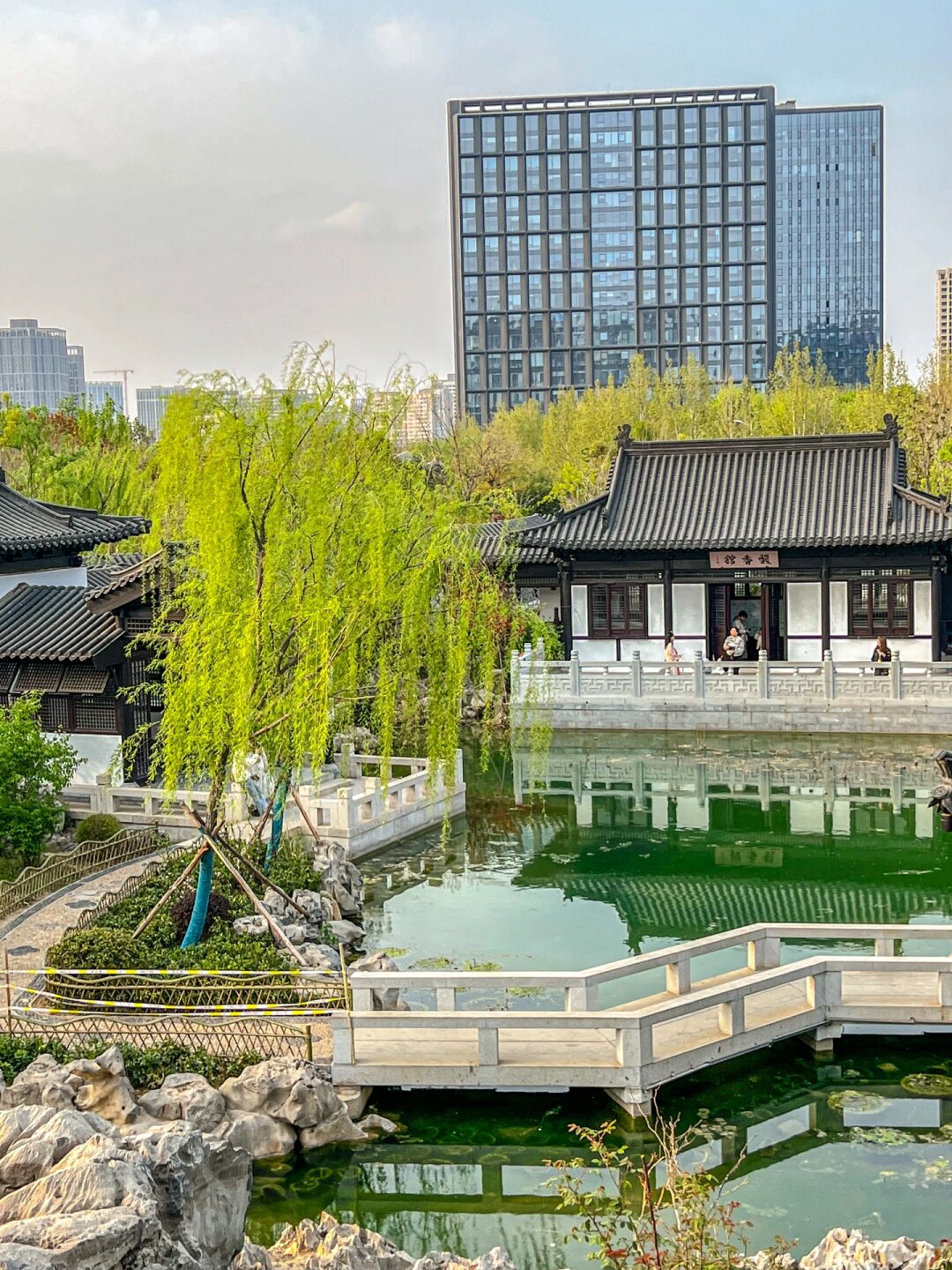 一座静谧的苏式园林就藏在郑州  在郑州的南环公园中,意外发现了一座