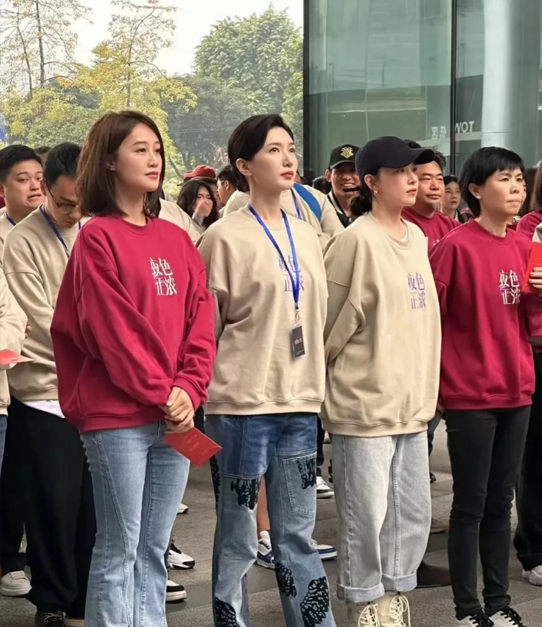 蓝盈莹,阚清子和江疏影,三人穿上这种无领卫衣,感觉更加接地气了.