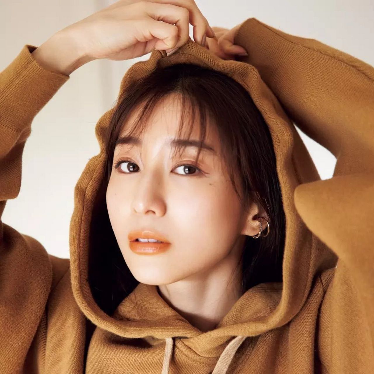 田中美奈实的显高拍照技巧  田中美奈实,身高仅153cm,但拍照却不显矮.