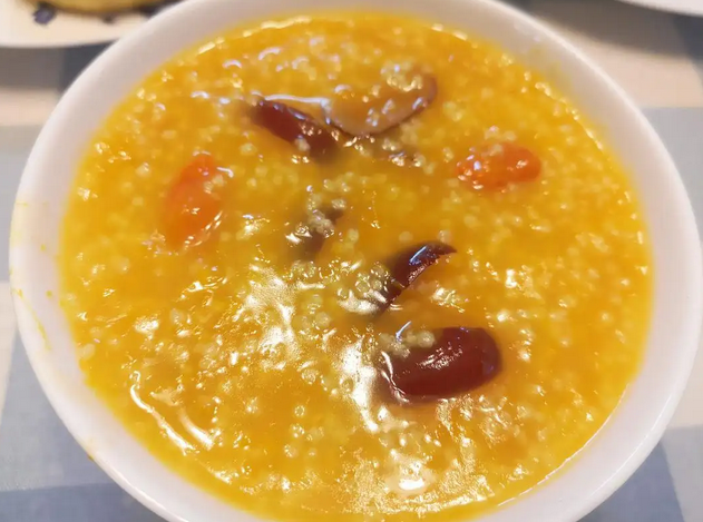 小米煮的好,孩子少往医院跑  1,清内热——绿豆莲子粥 做法:绿豆和