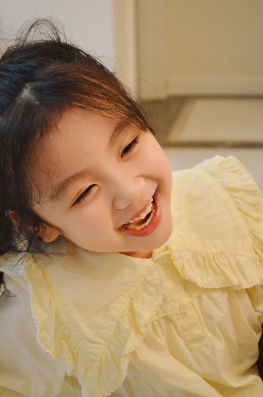 衬衣简洁大方,凸显出宝贝的清新自然,高马尾则增添了几分俏皮和活力.