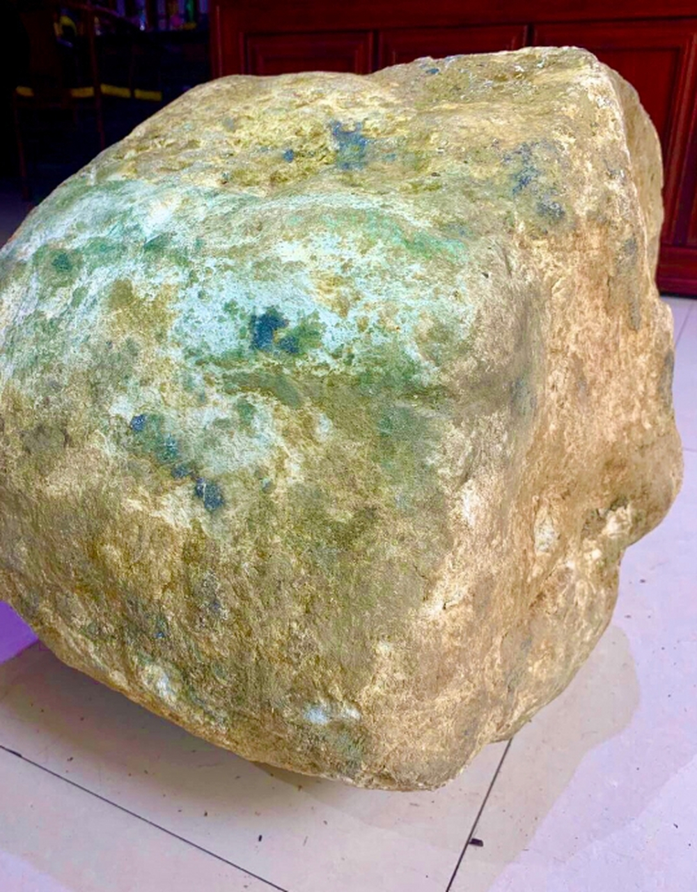 点击头像看直播# #翡翠原石#翠绿:绿色鲜艳,纯正,饱和,不含任何偏色