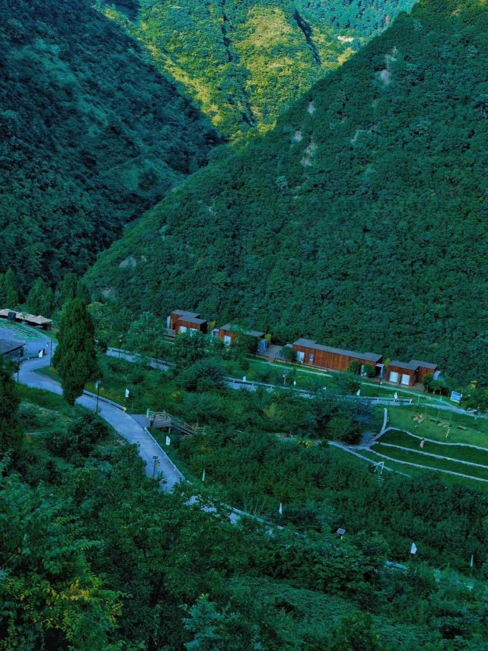 当我抵达位于平正乡草王坝村的遵义大发天渠酒店时,我立刻被其独特