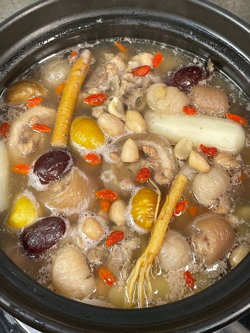 猪尾花生汤,不仅口感鲜甜,而且具有滋润养生的功效,非常适合这个季节.