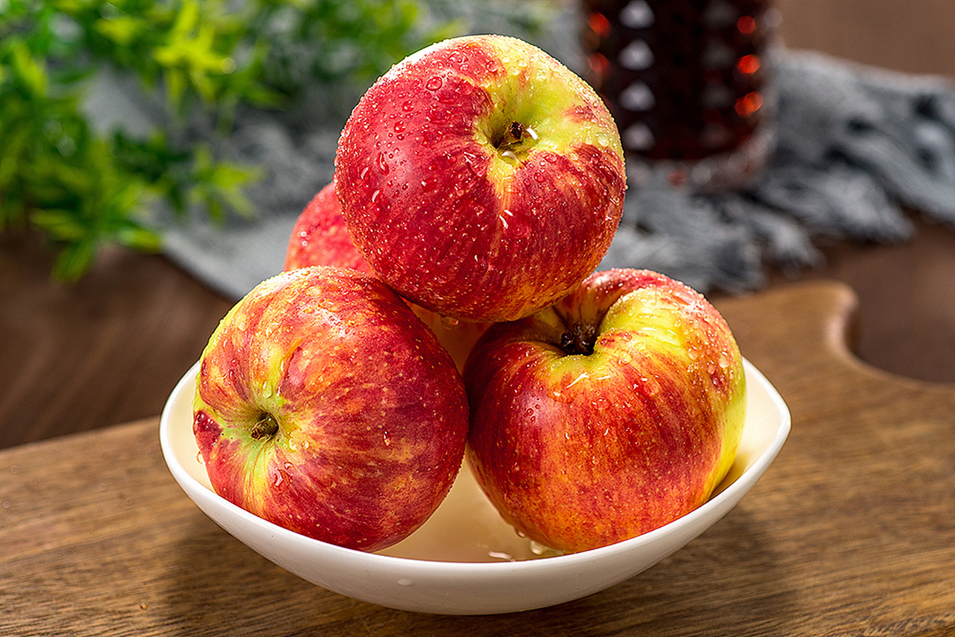 苹果  蔷薇科苹果属落叶乔木 植物 ,茎干较高,小枝短而粗,呈圆柱形