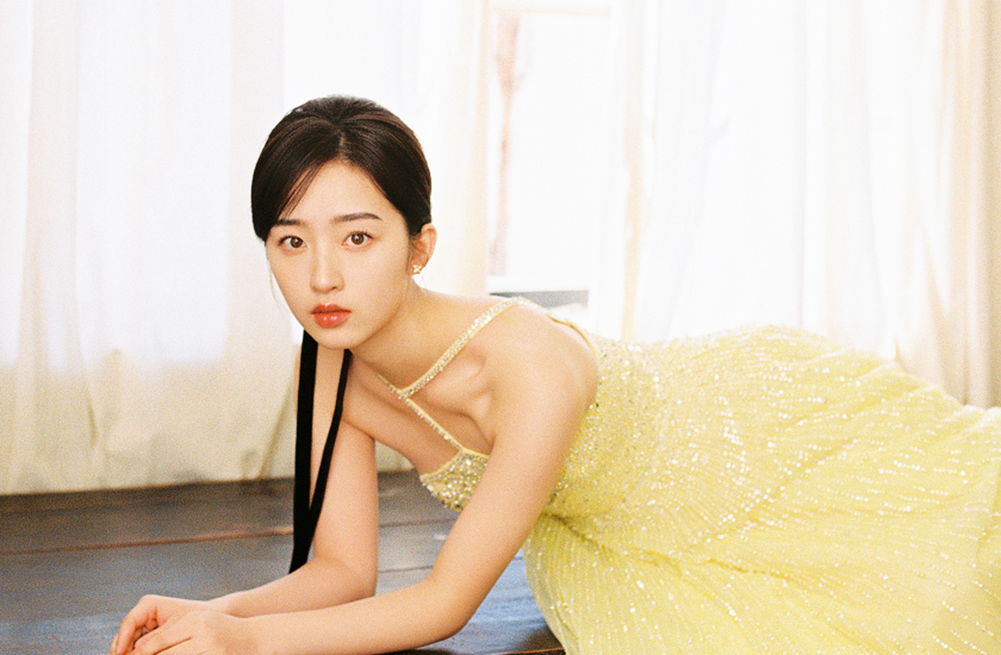 邓恩熙的鹅黄色闪边礼服,这套礼服在阳光下感觉更好看.