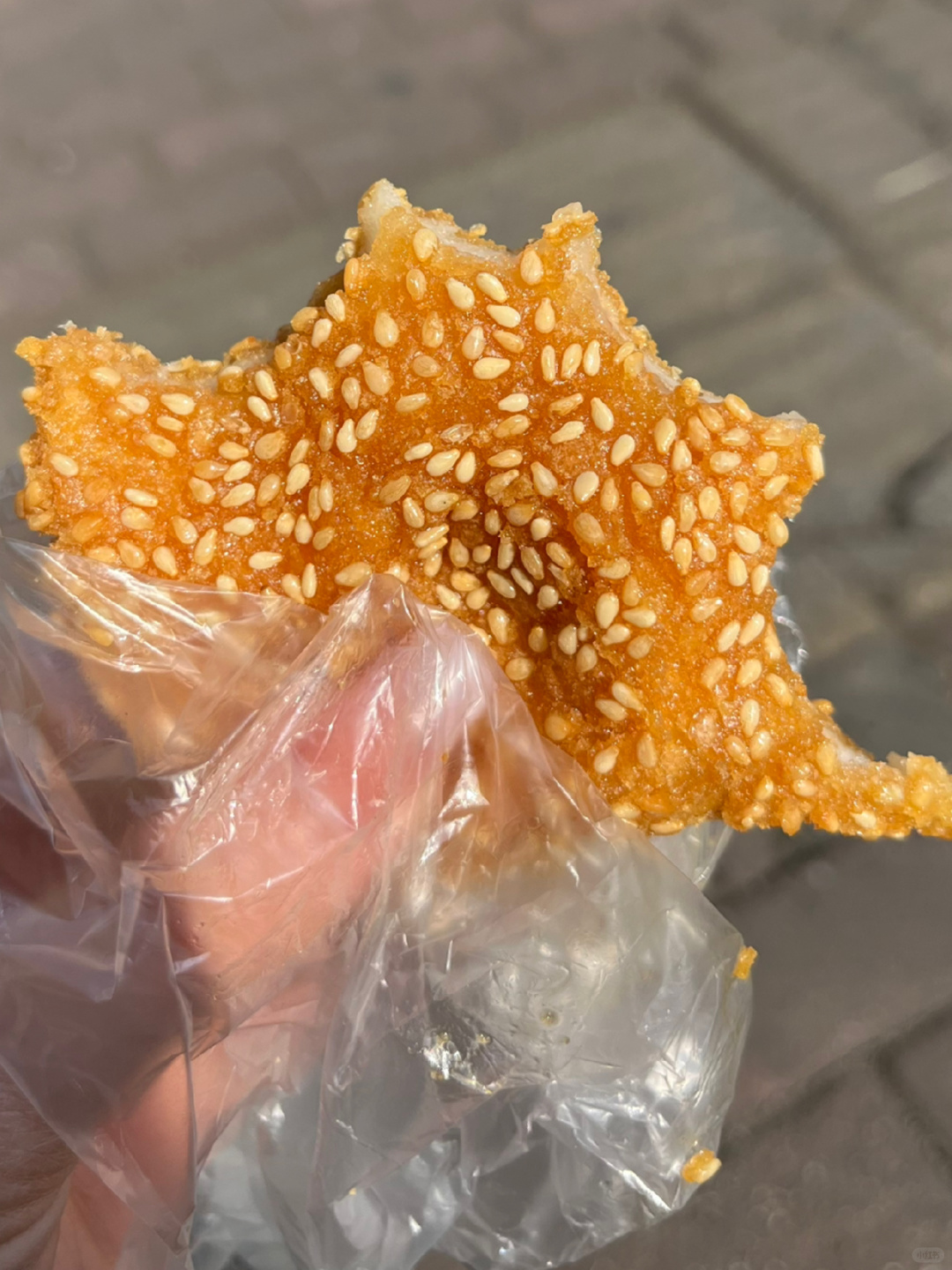 摊  每天限量200个 1小时左右就卖完 	 新鲜的热乎乎的 外皮金黄酥脆