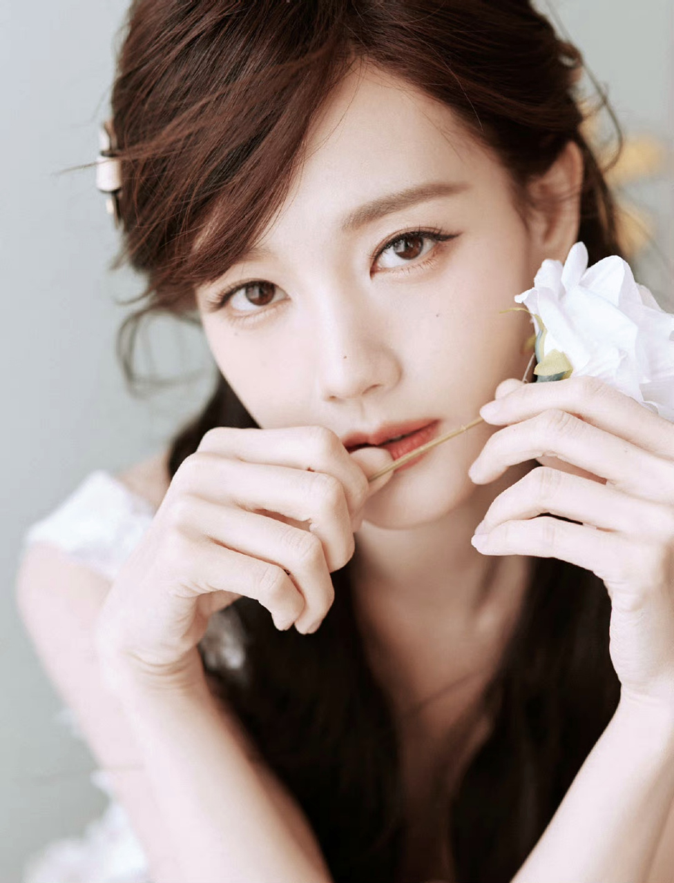 李一桐微博之夜造型,斜刘海公主头搭配花朵裙,99朵小花撒满全身,太美