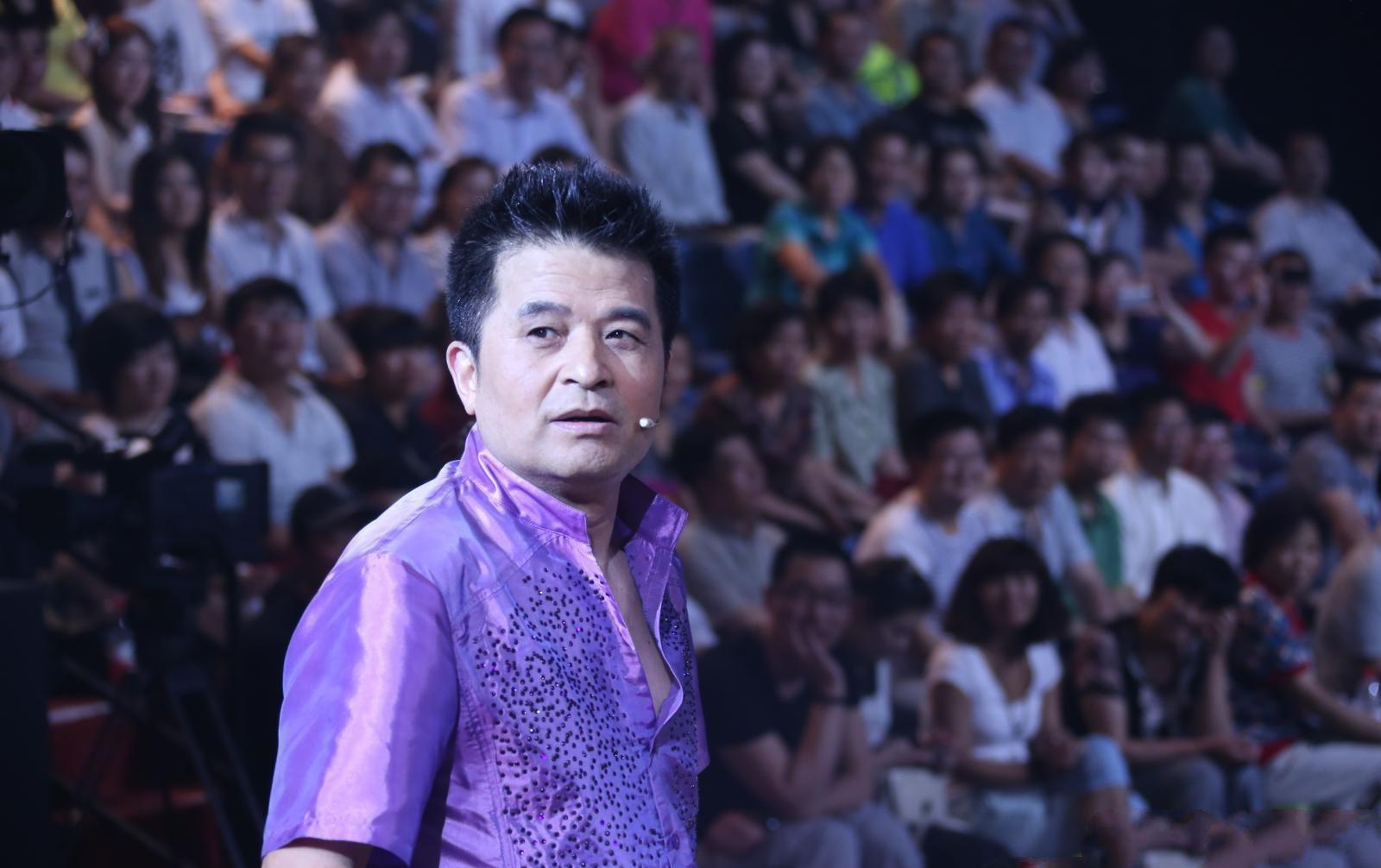 64岁毕福剑付出惨痛代价,陋居农村,吃力修三轮,现状凄惨