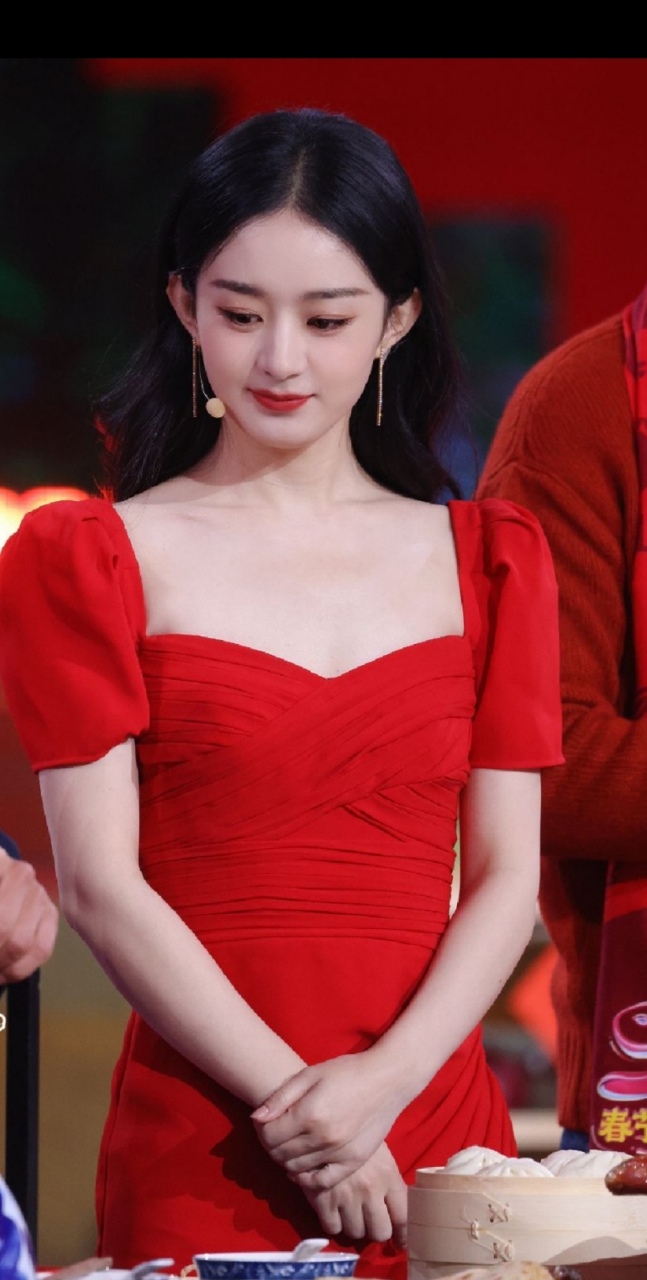 赵丽颖一身红裙衬的皮肤雪白明艳娇嫩,36岁的她依然美如少女!