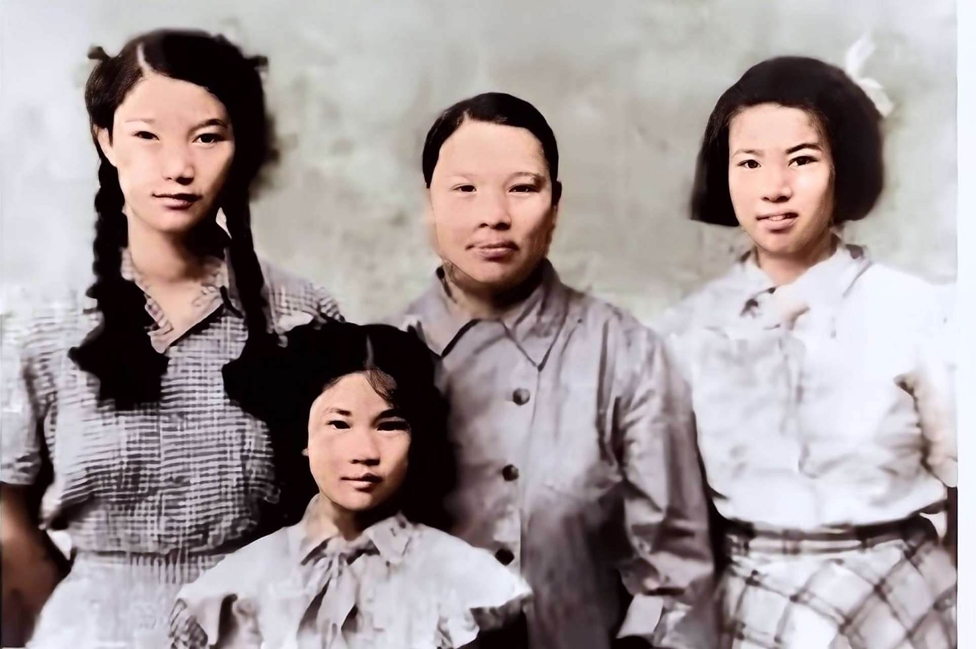 50年代初邵华,张文秋,姐姐思齐,妹妹少林在北京