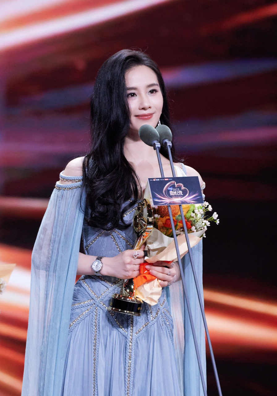 刘诗诗一袭蓝灰色薄纱长裙仙气飘飘,可以说是仙女降临.