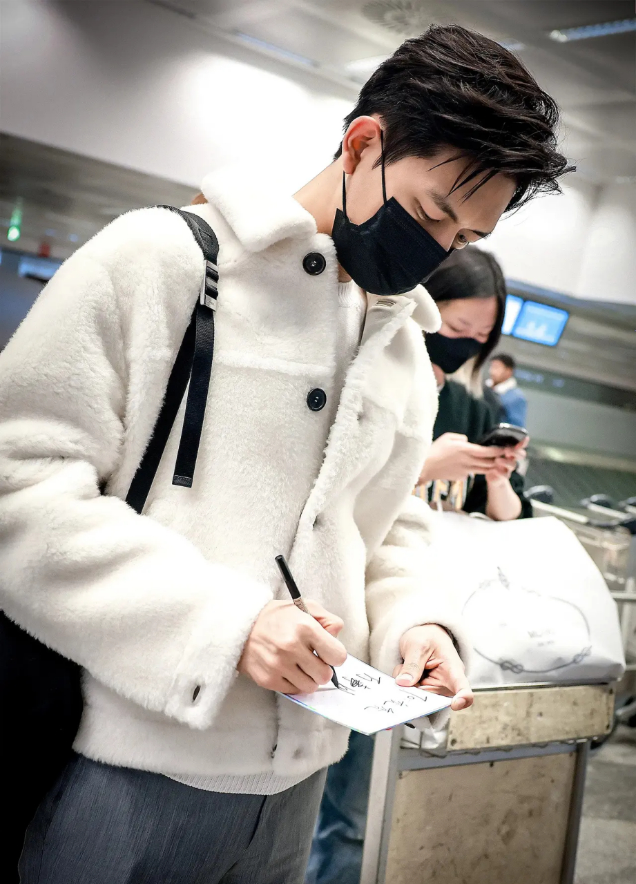 李现人帅脾气好,身姿板正,真是人家人爱的帅哥!