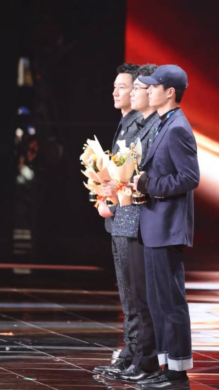 王一博黄轩同台领奖都是实力派演员